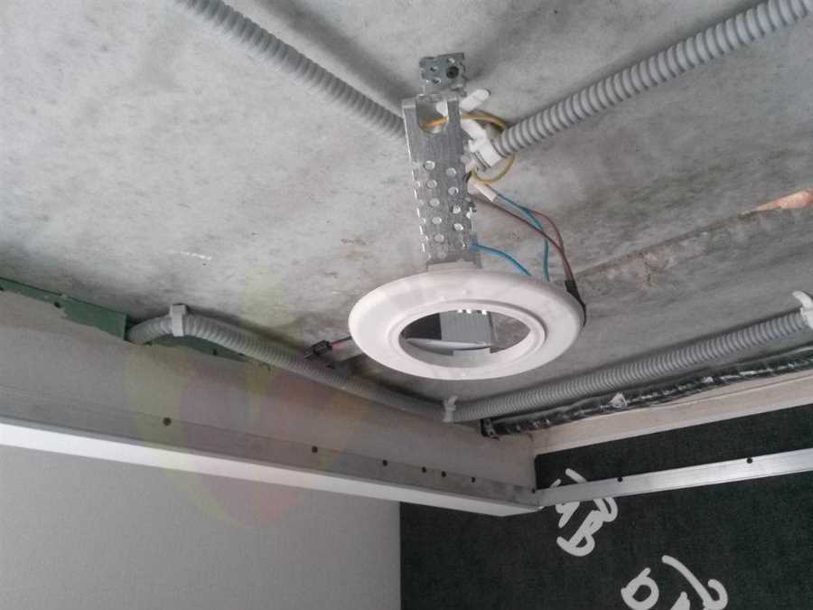 Подробное руководство по креплению спотов на натяжной потолок — советы, техники и инструкции