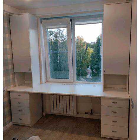 Стол вдоль подоконника как идеальное решение для компактного пространства